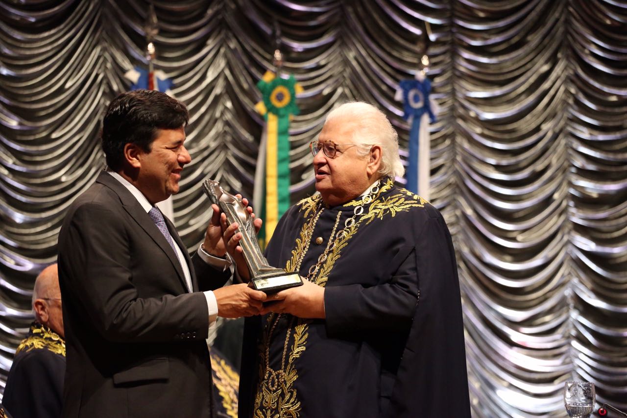 Ministro Mendonça Filho é premiado educador do ano 2016 pela Academia Brasileira de Educação