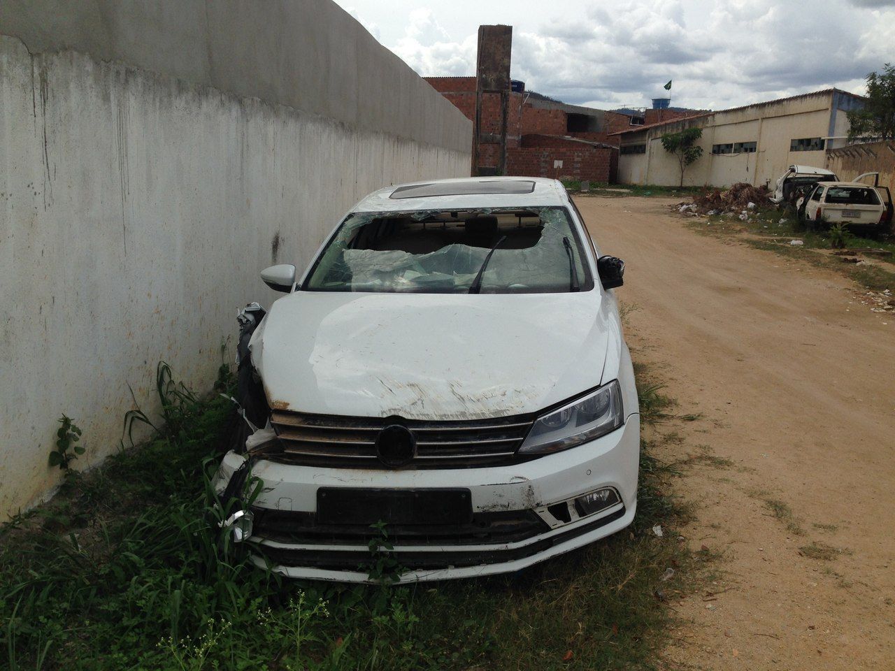 Vítima foi atacada e arrastada para um veículo abandonado que está sob custódia do Estado e fica ao lado da delegacia Foto: Cortesia