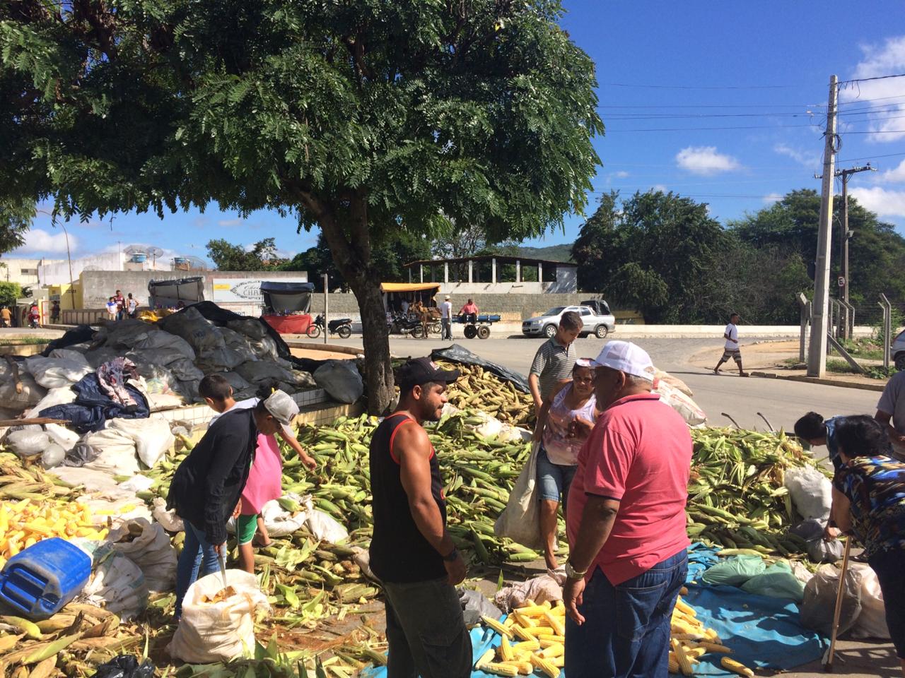 Comerciantes esperam aumentar vendas de milho e fogos no fim de semana do São João
