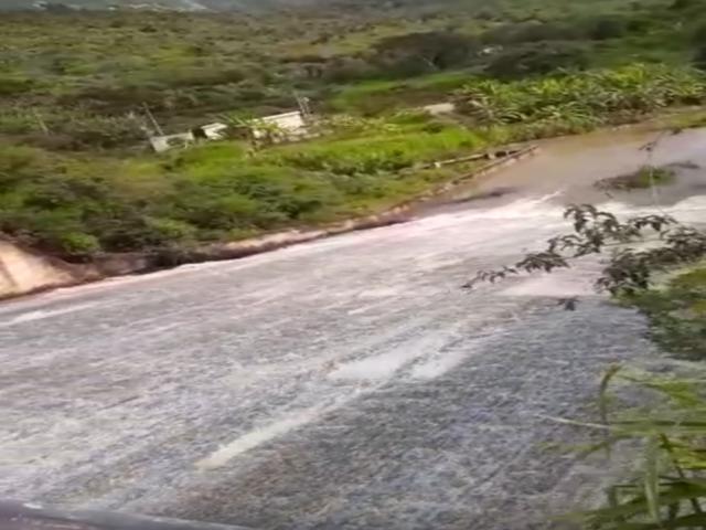 Vídeo: Barragem de Tabocas sangra após chuvas em Belo Jardim